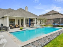 1_Geometric-pool-with-tanning-ledge-and-raised-spa