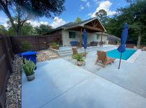 Geometric-pool-with-stone-steps-to-covered-patio-min