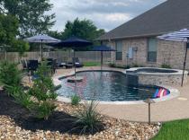 freeform-pool-with-raised-spa-and-pool-landscaping