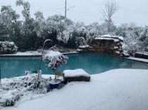 winter-pool-with-waterfalls-min