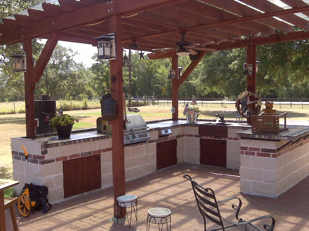 7 Awesome Features All College Station Outdoor Kitchens Should Have